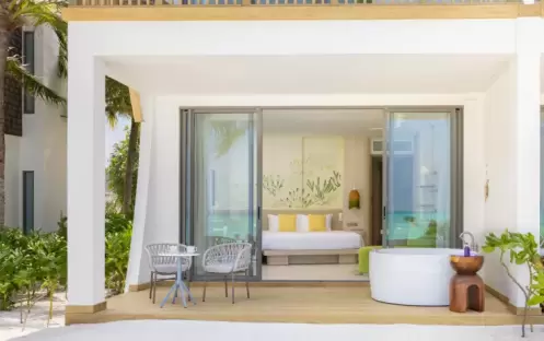 06-cmlm-mirage-beachfront-room-with-jacuzzi-01 (1).jpg